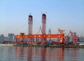 大连新船重工600吨182米龙门吊整体提升工程